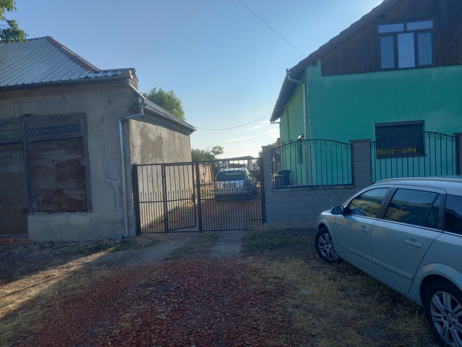 Vând două case alăturate ,una nouă,una mai veche  teren 2200m ,telefon 0727498846, preț 200000euro ,negociabil  în Teremia mică