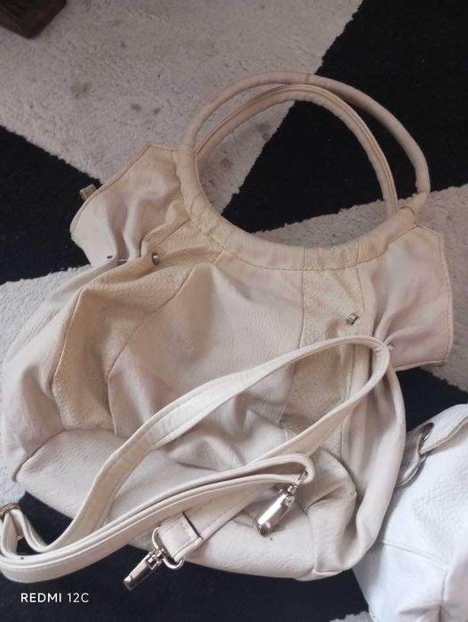 Два броя дамски чанти.