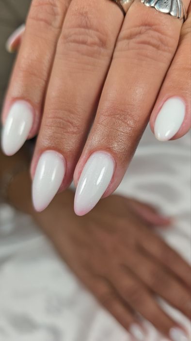 Коледна промоция: Маникюр + Парафинова терапия – празнична цена!