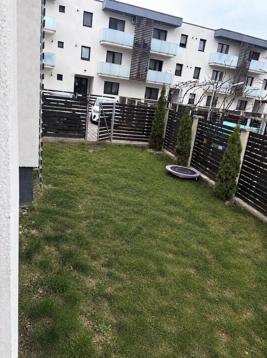 Închiriez apartament modern cu 3 camere și grădină privată, situat într-o zonă liniștită din Ghimbav - aproape de Brașov.