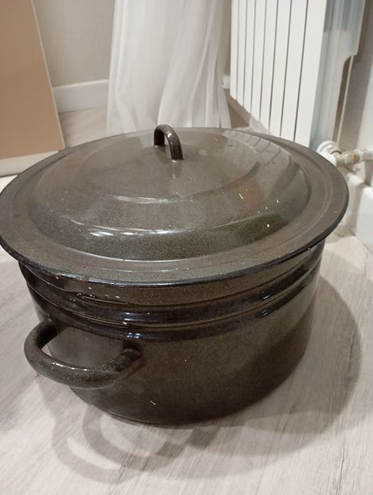 Продам кастрюлю эмалированную