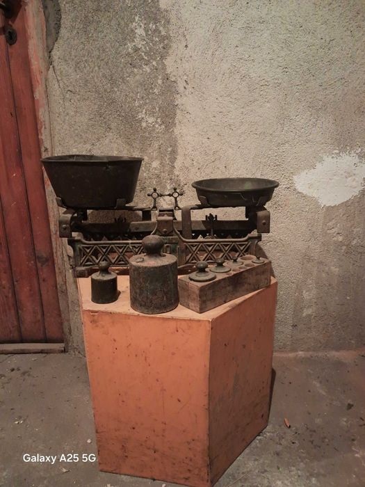 Стара везна, кантар с теглилки на около 100г. -  100 лв.