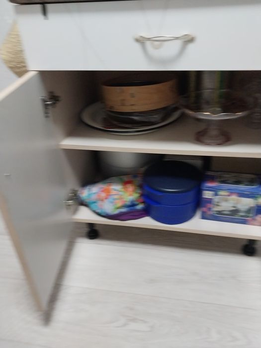 продам тумбу шкафчик  с полками