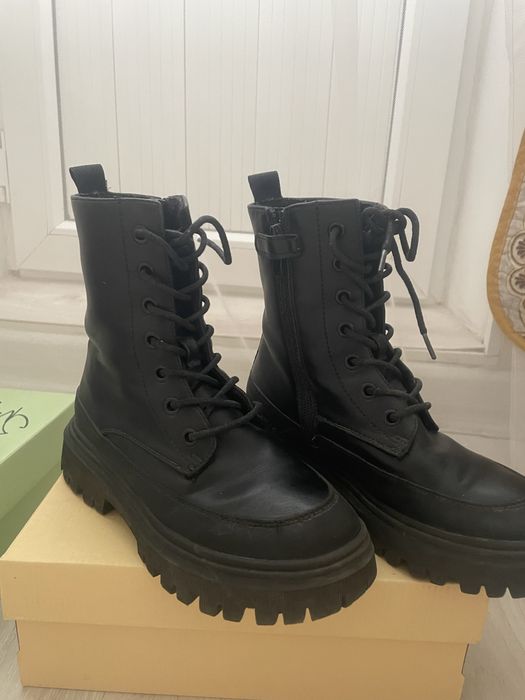 Продам детские ботинки