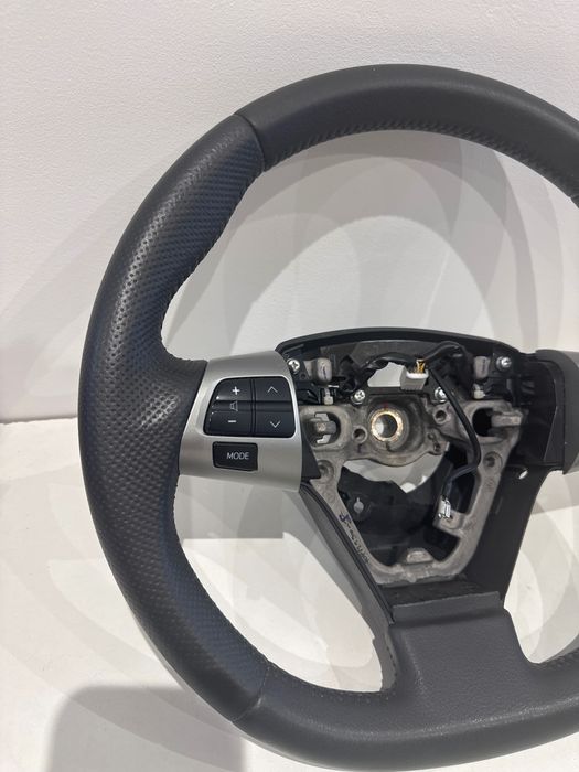 Toyota Auris кожен волан Тойота Аурис