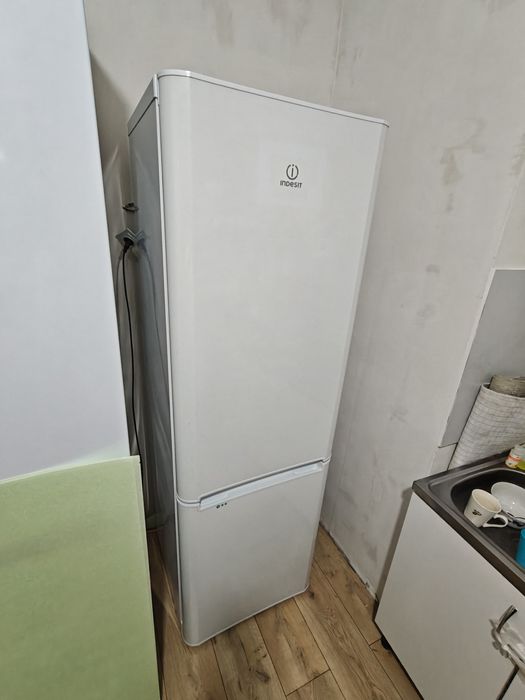 Холодильник indesit