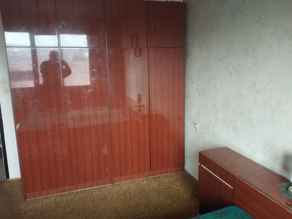 Продавам спалня с подматрачни рамки и ракла + нощни шкафчета