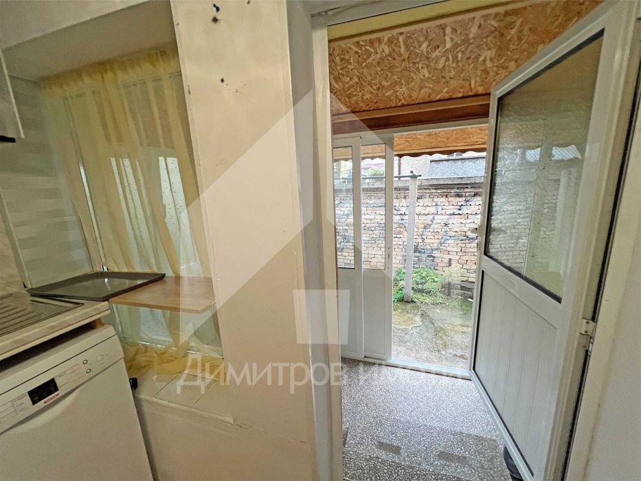 Продава малка, компактна самостоятелна къща с двор гр. Нови пазар.