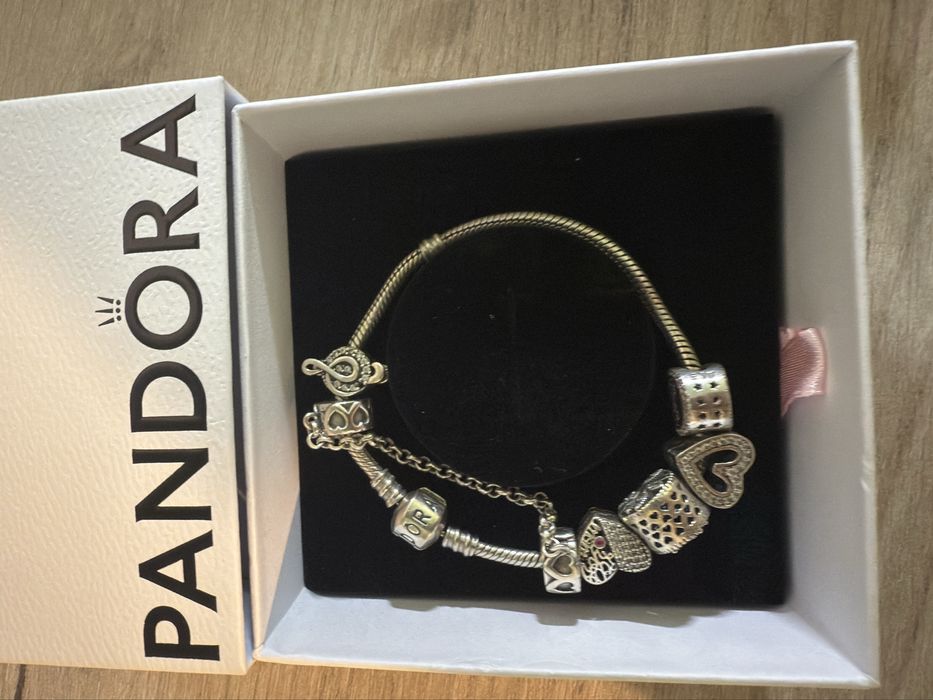 Bratara pandora originala cu 5 charmuri si un lant de siguranta
