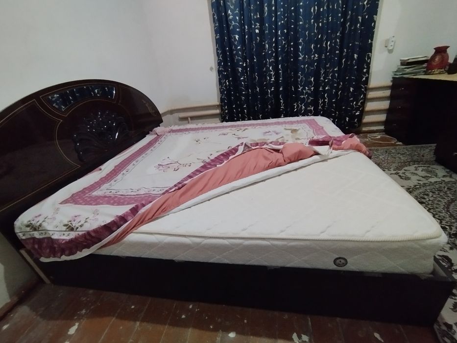 Спальняя кровать  тумба с зеркалам