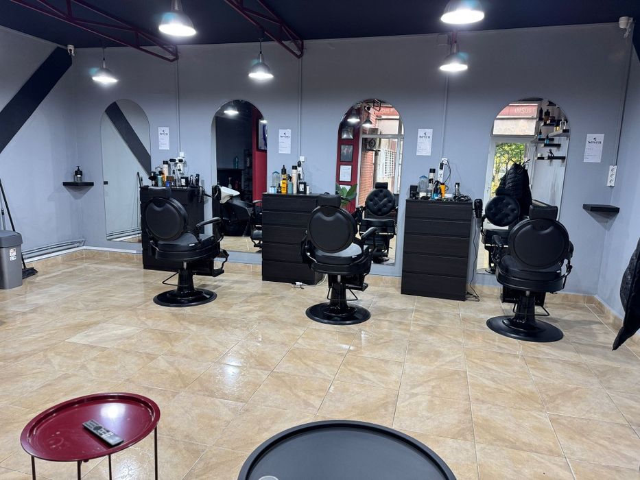 Vând scaun BarberShop și scafa
