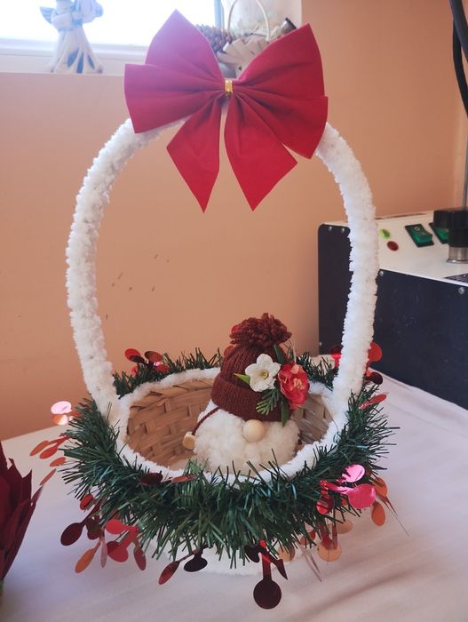 Свещници,картини и кошнички.