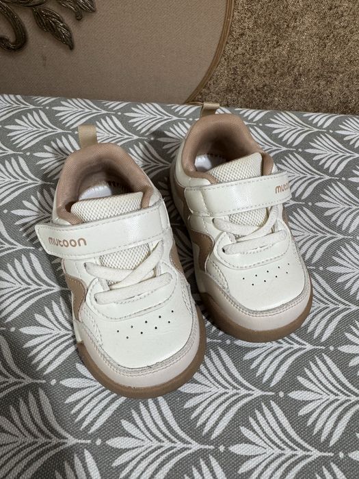 Продам детские кроссовки