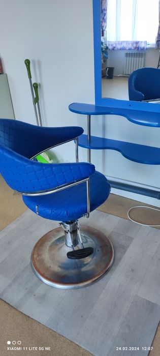 Продам парикмахерское зеркало и кресло