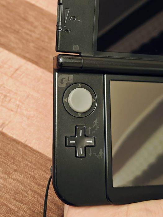 New Nintendo 3DS XL Louvre Audioguide Edition