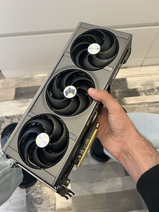 Продавам AMD 9070xt Sapphire nitro +