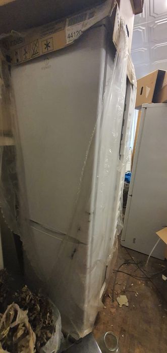 Продаю 2 холодильника Индезит SB185