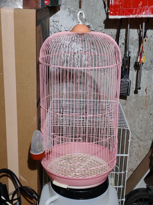 Продавам два броя клетки за птици в много добро състояние. Подходящи с