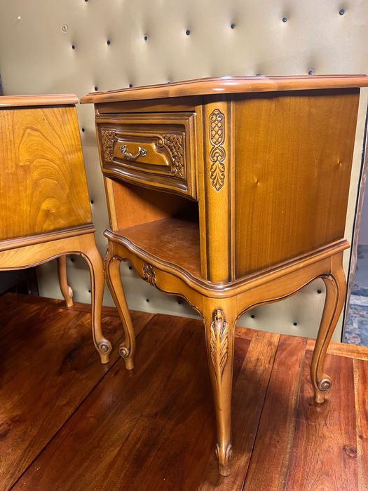 Старинни нощни шкафчета