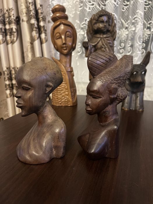 Busturi din lemn masiv