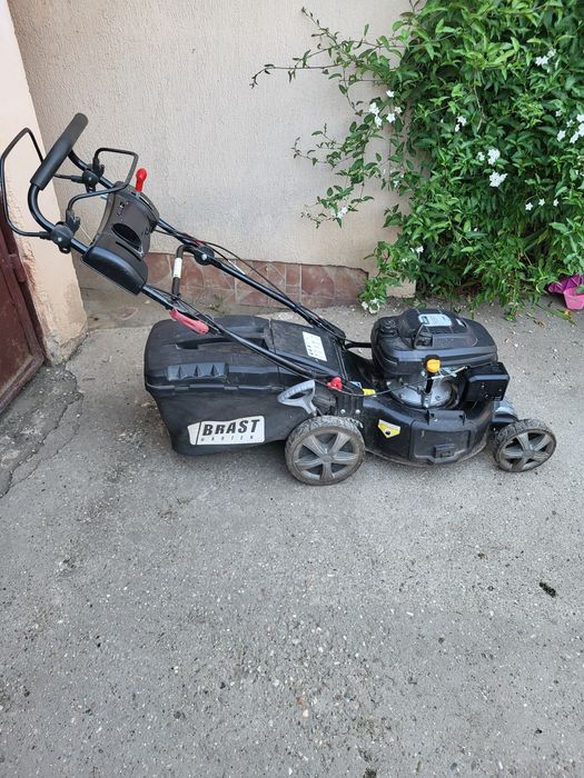 Mașină de tuns iarba cu propulsie