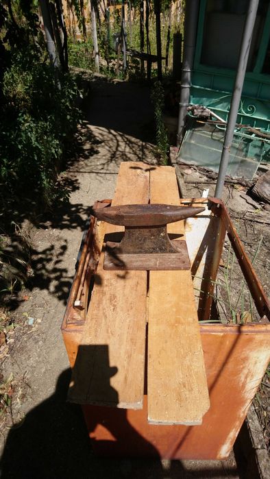 Стара стоманена наковалня.