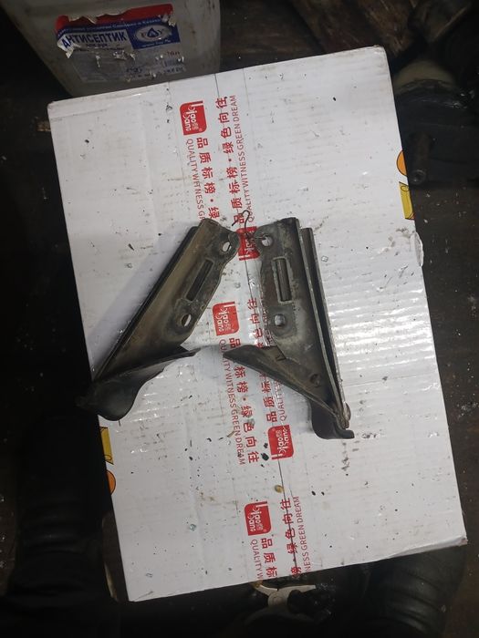 Кронштейны капота Субару Легаси 1992г