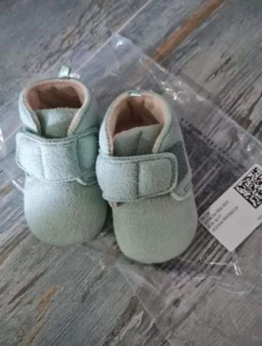 Два чифта бебешки домашни пантофи