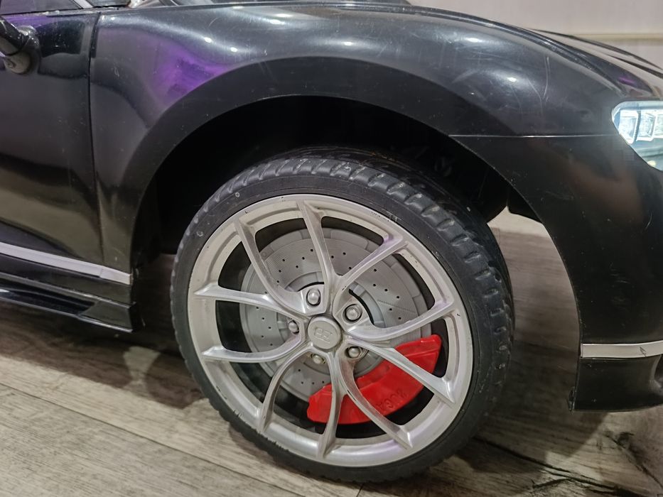 Продам детский электромобиль буггати черон