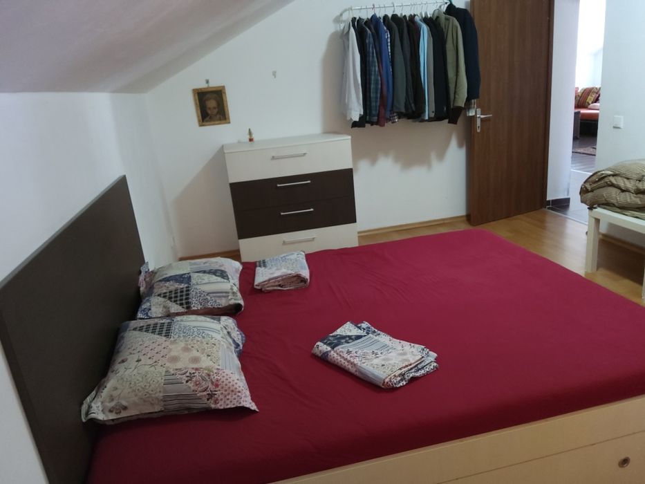 Apartament la mansarda  cu 3 camere complet utilat și mobilat