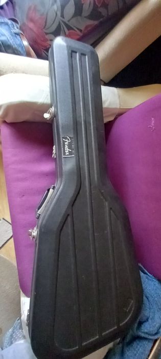 Vând chitara electrica Fender made U. S. A
