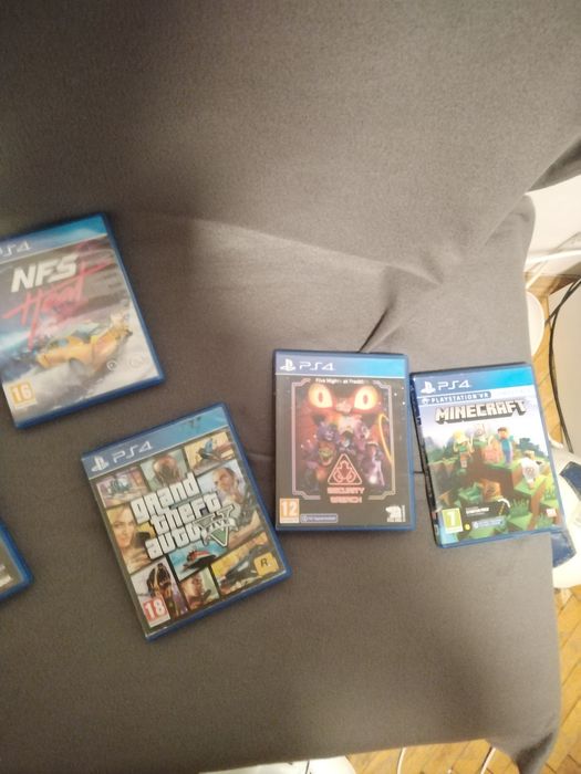 Ps4 slim cu 2 manete si 7 jocuri merge foarte bine