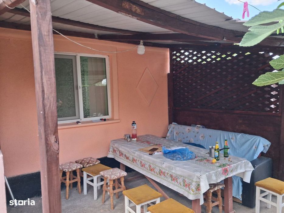 Casă cu 3 camere, teren 710 mp, utilități