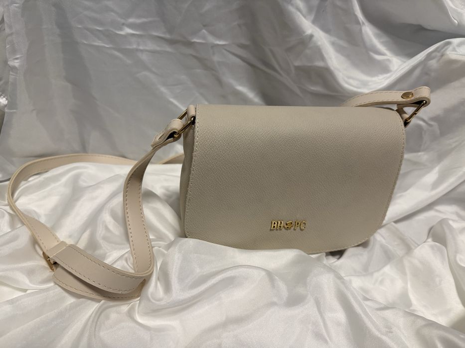 Бежова дамска чанта