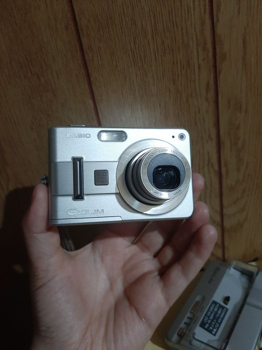 Vând cameră foto digitală Casio Exilim EX-Z57.