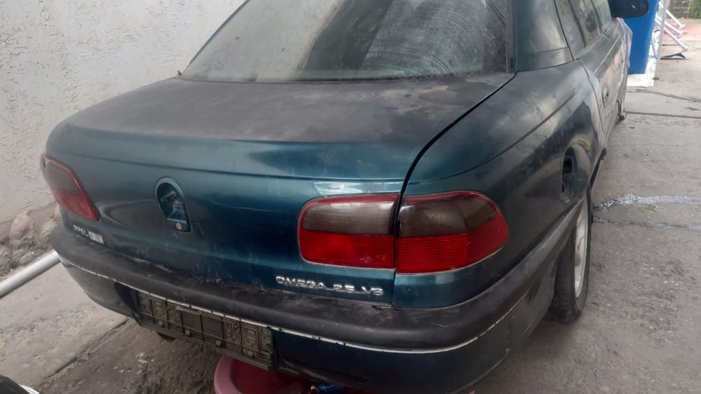 Opel Omega запчастка