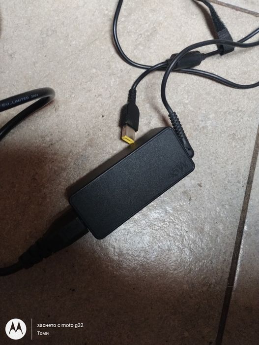 Продавам зарядно устройство за лаптоп леново