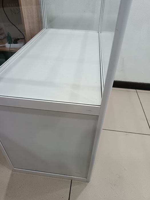 Витрина стеклянная белая. Витрина торговая. Торговое оборудование