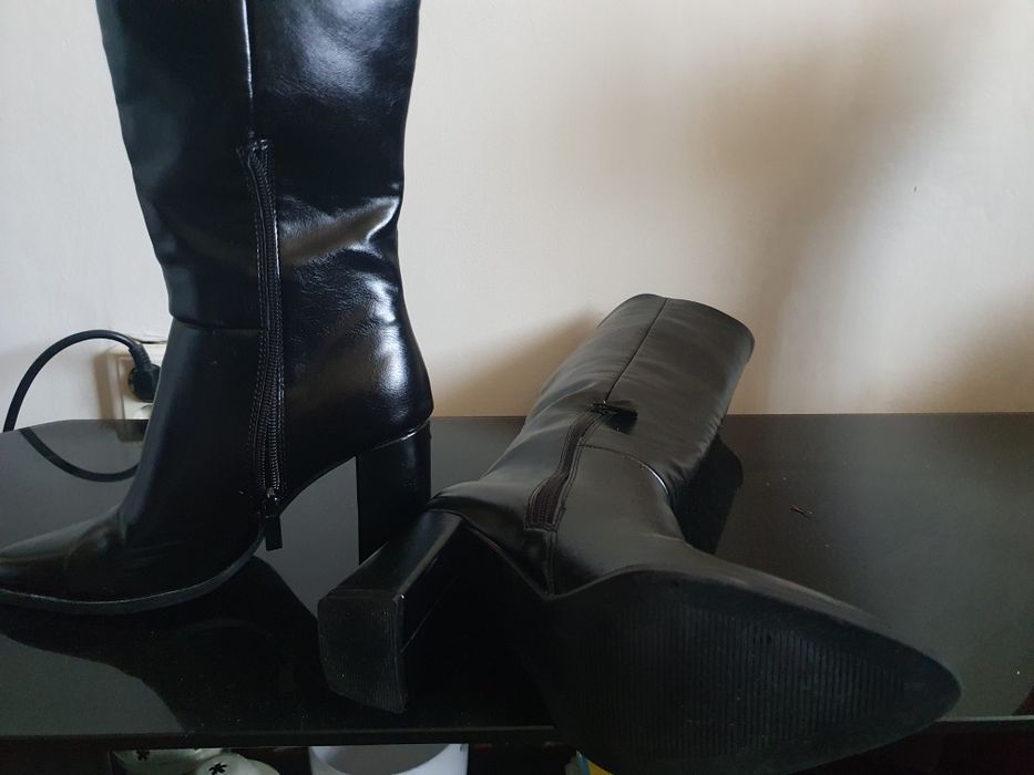 Cizme inalte cu toc negre 
Stare foarte buna , o singu