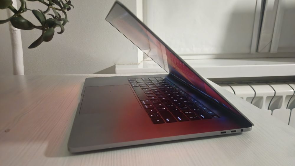 MacBook Pro 15 (2017) i7 / 16GB RAM / 320GB SSD