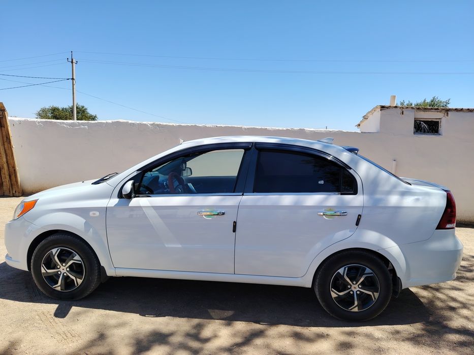 Нексия 3 сотилади