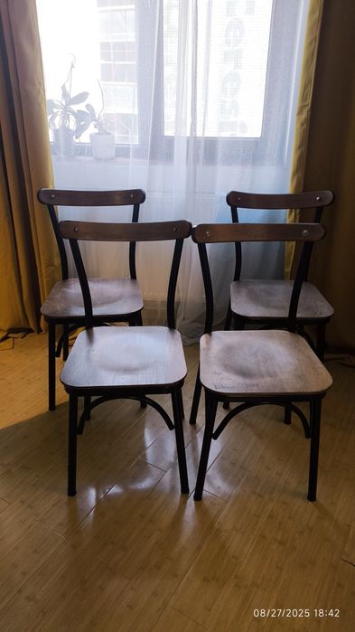 Vând Set Scaune lemn nuc și metal