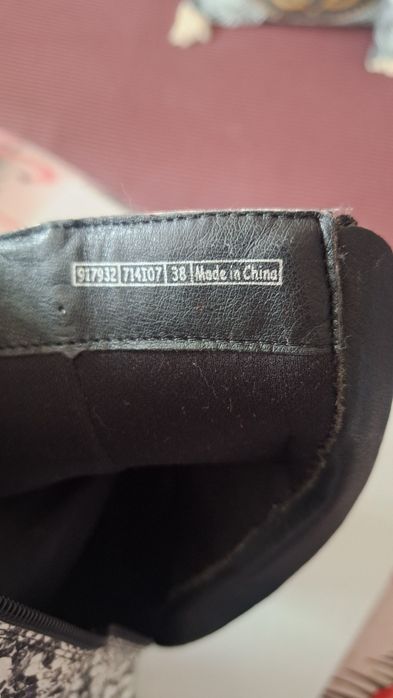 Ghetuţe imitaţie piele de şarpe