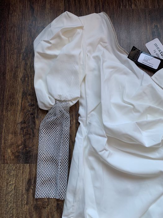 Rochie alba superba pe un umar