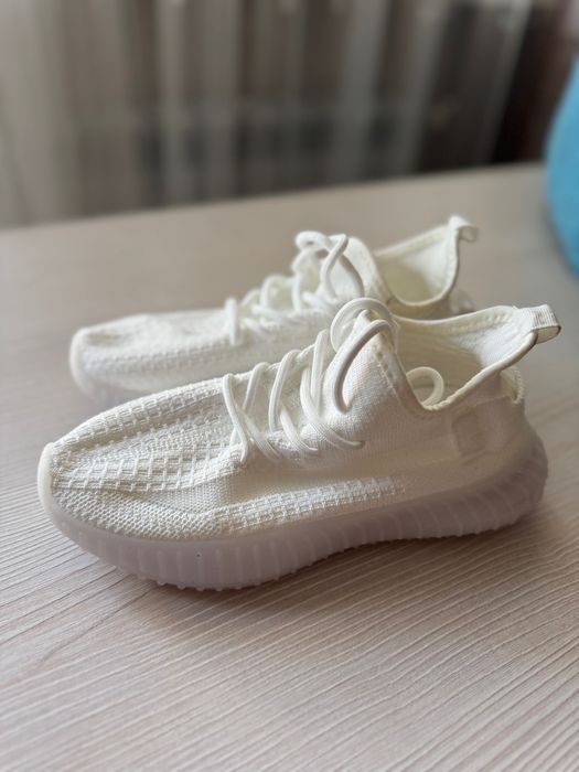 Женские кроссовки