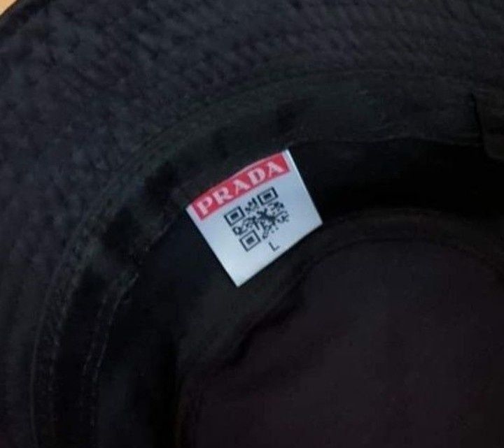 Palarie Prada model unisex, logo metalic