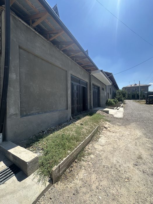 Qizgaldoq olmazor kochada 1.5 sotix karobka uy zomona toyxona roparasi