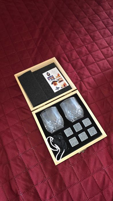 Set pahare whisky cu pietre de răcire în cutie din lemn – nou, cadou elegant