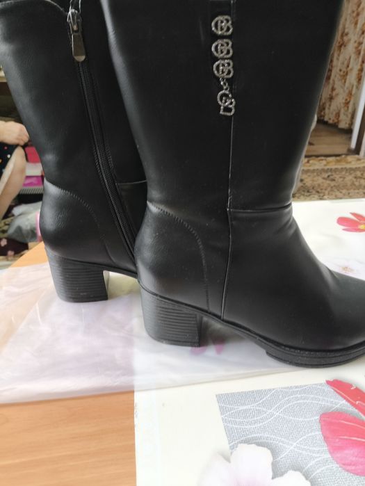 Продаются сапоги женские