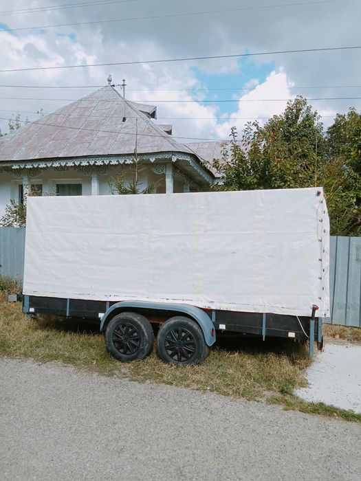 Remorcă 2t cu prelata și rampe de încărcare